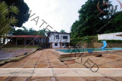 Casa em Salvador com campo de futebol